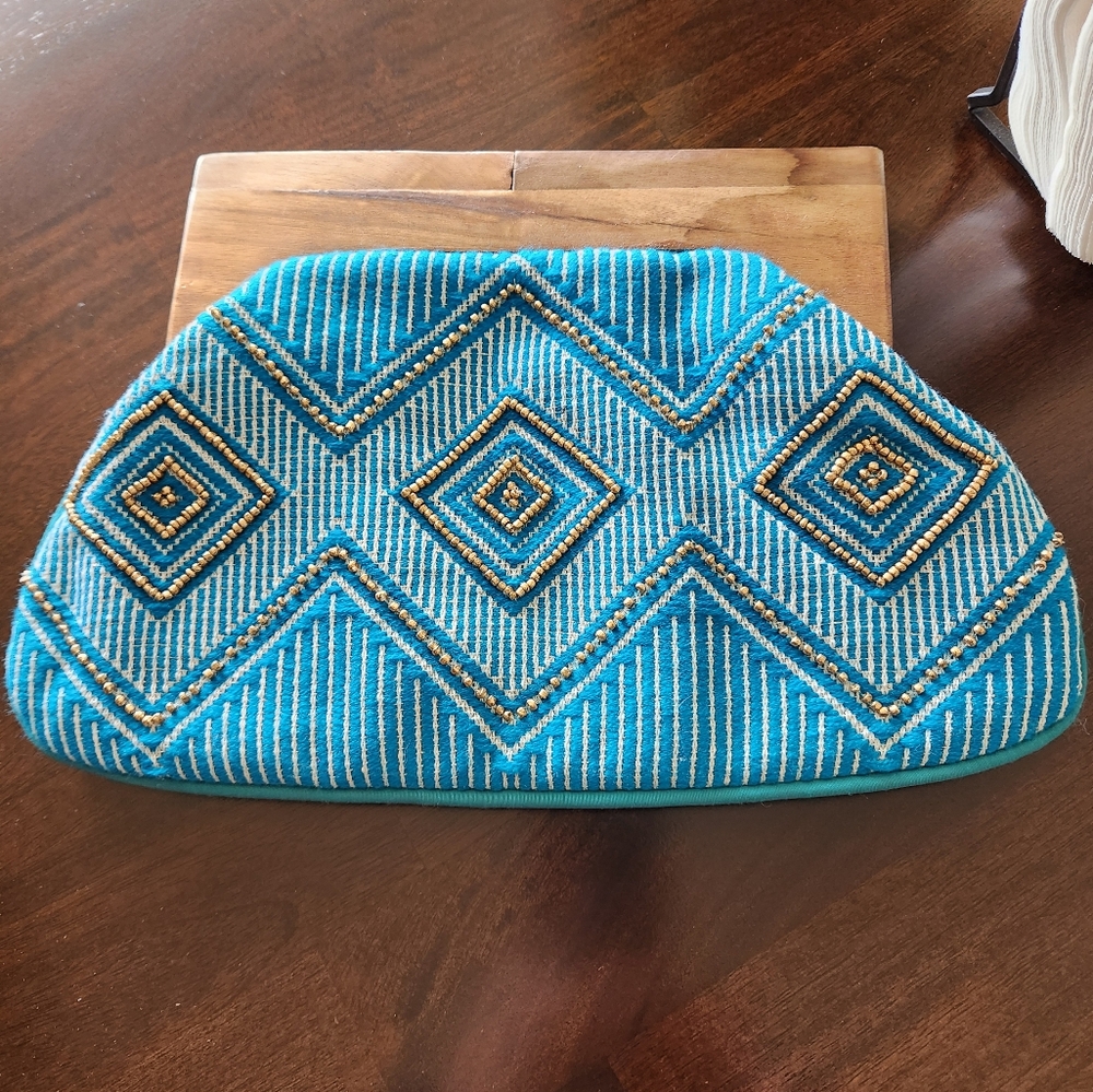 NWOT CHLOE & LEX WOODEN HANDLE CLUTCH PURSE